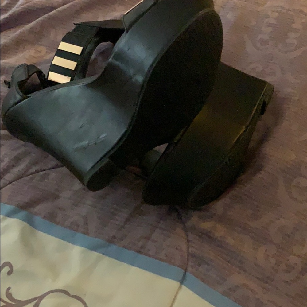 Shoes - Picture 3 of 4